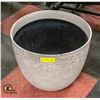 Image 1 : PLANT POT LARGE RESIN MEASURES 16" X 15"