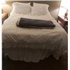 Image 1 : Queen Size Bed With All Bedding
