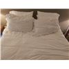 Image 2 : Queen Size Bed With All Bedding