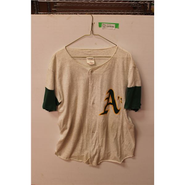 *Vintage Men's Oakland Athletics Shirt - Size Large