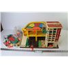 Image 1 : Fisher Price - Parking Ramp & Service Center - w/People & Assorted Pieces