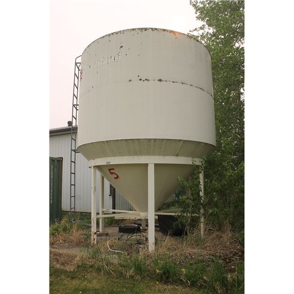 Wheatland 2-Ring Hopper Bin (Never had fertilizer) Located 58565 Hwy 827, 1.7 Km North of Egremont.