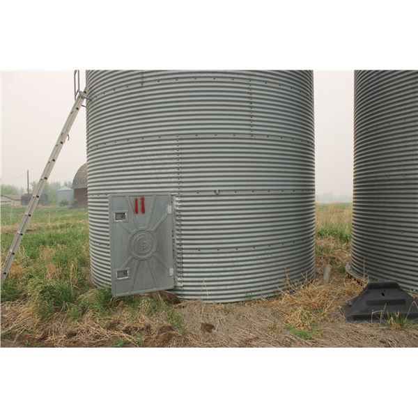 Westeel Rosco 6-Ring c/w ladder & opener, wood floor.  Located- 58303-RR213, West of Radway from Hwy