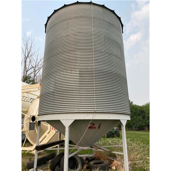 Westeel 2250 Bu, 6-Ring c/w Hopper, 6 legs on double skid. Good Condition. Remove within 60 Days., L