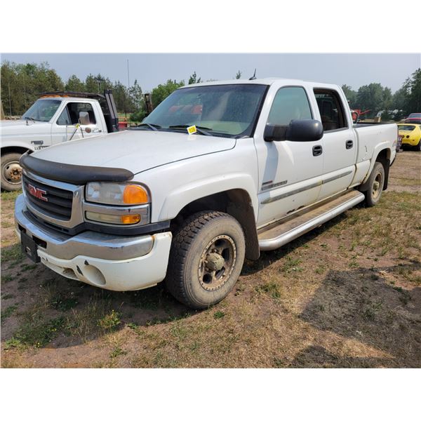 2005 White GMC SLT Quad Cab, Diesel, c/w Alum. Tidy tank & Pump, 5th wheel, rear hitch, spare, hi mi