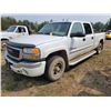 Image 1 : 2005 White GMC SLT Quad Cab, Diesel, c/w Alum. Tidy tank & Pump, 5th wheel, rear hitch, spare, hi mi