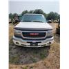 Image 2 : 2005 White GMC SLT Quad Cab, Diesel, c/w Alum. Tidy tank & Pump, 5th wheel, rear hitch, spare, hi mi