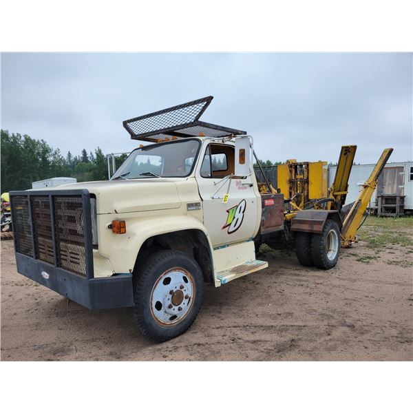 1977 White GMC 6000, V8 gas c/w 4 spd Auto, Showing 54,000 Km, 7.50x20 Rear tires, 17,400 GVW, 6' To