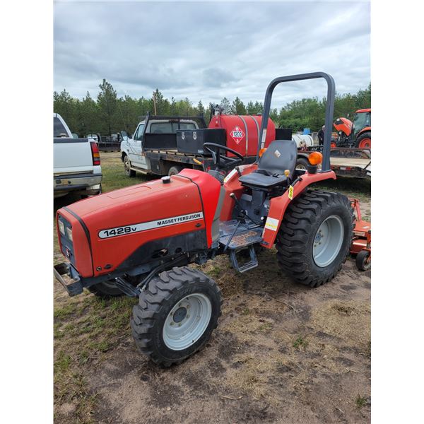 MF 1428V, FWA, ISEKI Diesel Tractor, Open station, Standard 9 spd, 561 orig. hrs, 3 pt hitch, roll b