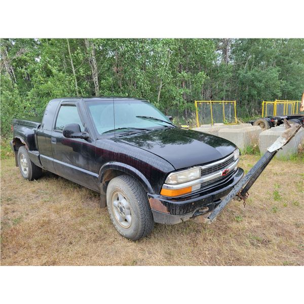 1998 Black Chev Model S Truck, 300,700 Km, Full load, uniden 2-way radio, box cover, rear hitch c/w