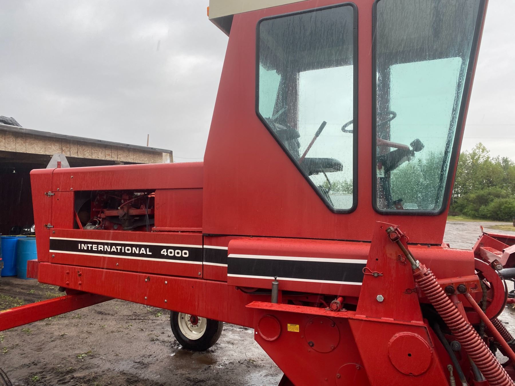 IH 4000 Swather c/w 16' UII Pickup reels, CAHR, c/w rubber crimper ...