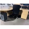 Image 2 : MAPLE L-SHAPED SINGLE PEDESTAL OFFICE DESK WITH 4 DOOR HUTCH