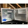 Image 2 : DANBY WHITE SINGLE DOOR MINI BAR REFRIGERATOR