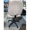 Image 3 : Tan Upholstered Adjustable Office Chair