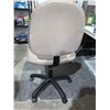 Image 2 : Tan Upholstered Adjustable Office Chair