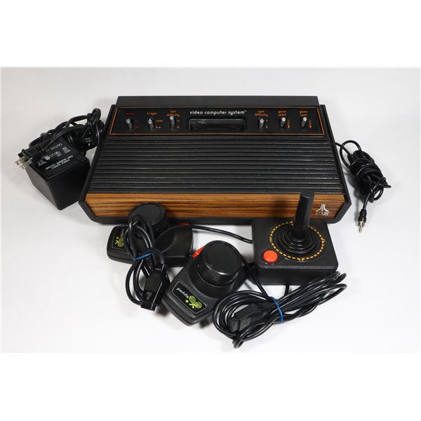 #557 ATARI 2600 SYSTEM W/ CONTROLLERS 1970'S