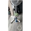 Image 2 : CLASSIC FLOOR FAN WITH PROPANE LANTERN