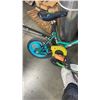 Image 2 : KIDS GIANT BIKE AND HUDORA SCOOTER