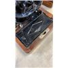 Image 8 : VINTAGE SINGER SEWING MACHINE WITH WOOD CASE