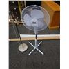 Image 2 : WHITE FLOOR FAN AND WHITE AND CHROME FLOOR LAMP