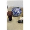 Image 8 : LOT OF EASTERN BOMBAY VASE AND STATUES
