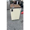 Image 1 : AVANTI BAR FRIDGE WORKING
