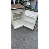 Image 3 : AVANTI BAR FRIDGE WORKING
