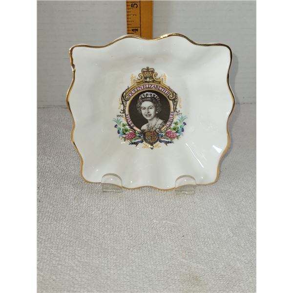 QUEEN ELIZABETH II SQUARE CANDY DISH SILVER JUBILEE LOT 2