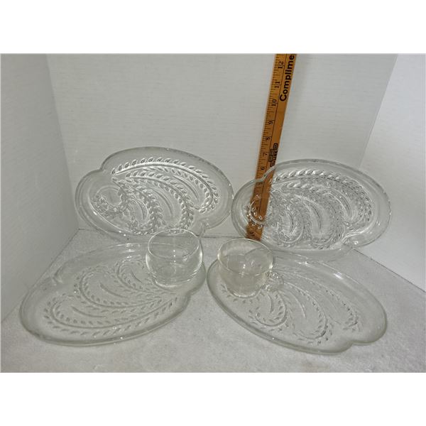 LOT OF 4 PICNIC SANDWICH PLATES & 2 GLASS CUPS