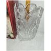 Image 2 : HANDCUT 24 PERCENT LEAD CRYSTAL VASE IN BOX