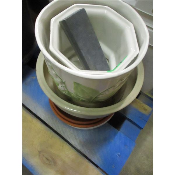 APPROX 7 FLOWER POTS & 1 SHARPENING STONE
