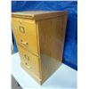 Image 3 : 2 drawer wood filing cabinet 16 x 17 x 28. No keys