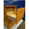 Image 4 : 2 drawer wood filing cabinet 16 x 17 x 28. No keys