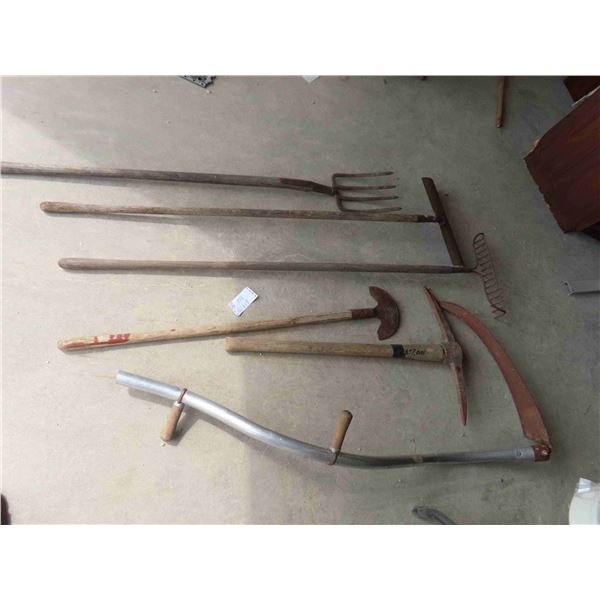 6 Hand Yard Tools ; Fork , Rake, Pick, Edger, Aluminum Handled Scythe