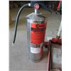 Image 3 : 2 Ton Floor Jack, Chrome Fire Extinguisher HW16P-2