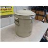 Image 5 : Medalta 5 Gal Crock + 6 Gal Crock with Lid - chipped