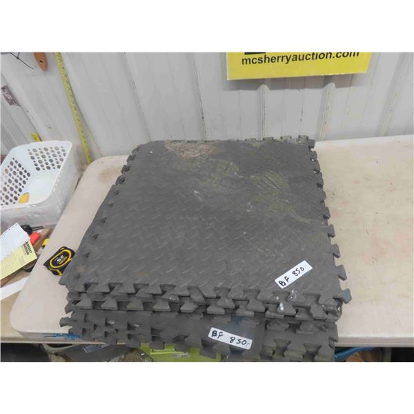13 Foam Floor Tiles 24'' x 24''