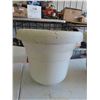 Image 2 : 4 Large White Plastic Planter Pots