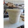 Image 3 : 4 Large White Plastic Planter Pots