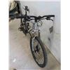 Image 6 : Giant Rainier 27 Speen Men's Mountain Bike ; Disc Brakes, Shocks, Good Tires,26" 