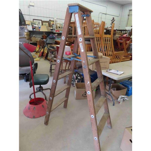 6' Wooden Step Ladder