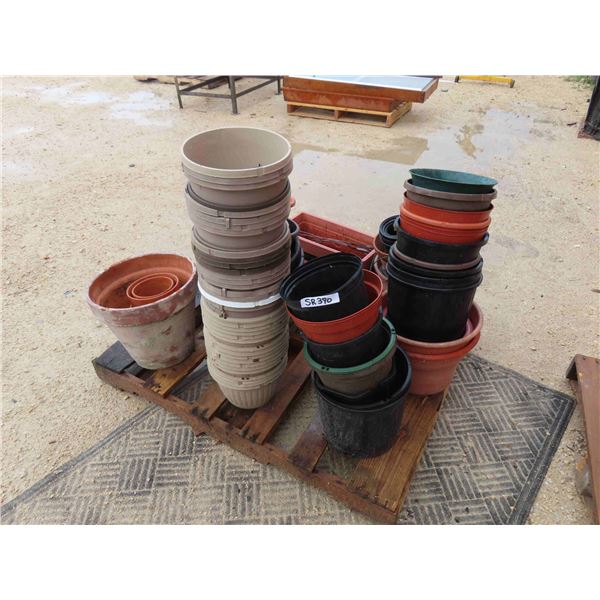 Pallet with Assorted Plastic Planters - Various Sizes