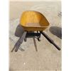 Image 4 : True Temper Steel Bin Wheelbarrow - Tire has no air - Wooden Handles