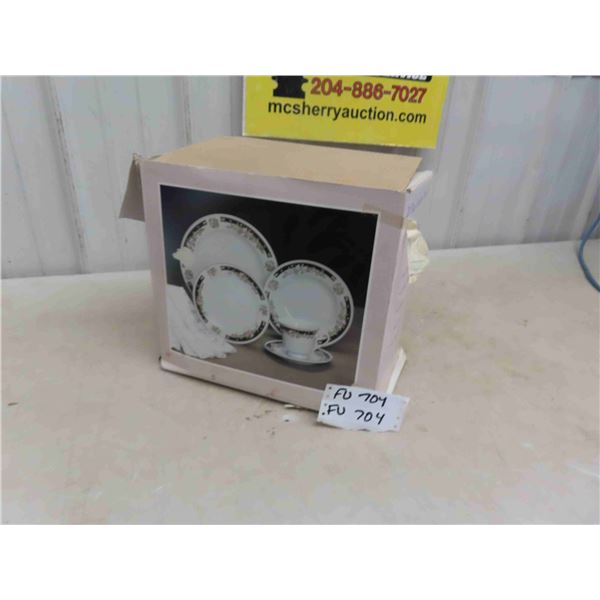 New 20 Piece Porcelain Place Setting 