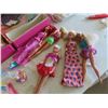 Image 2 : Barbie Trunk with 8 Dolls, Clothes + Accessories