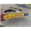 Image 13 : Vintage Daisy Bullseye BB Six Gun with Original Box, Cleaning Rod & Box