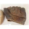 Image 3 : Vintage Baseball Gloves 