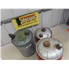 Image 2 : 3 Metal Gas Cans