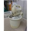 Image 2 : Betty Crocker 5 Speed Electric Stand Mixer, 3 Brita Water Filter Jugs