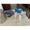 Image 5 : Assorted Décor : Chess, Book Ends, Dragon Statues, Planter, 